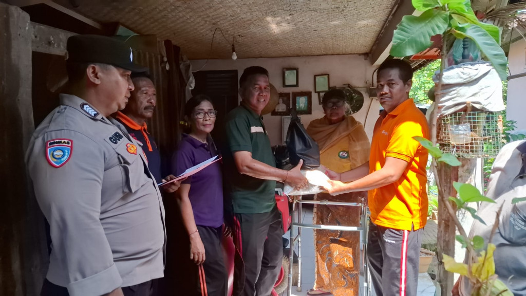 Pemberian Sembako Dalam Rangka Hut Desa Selat