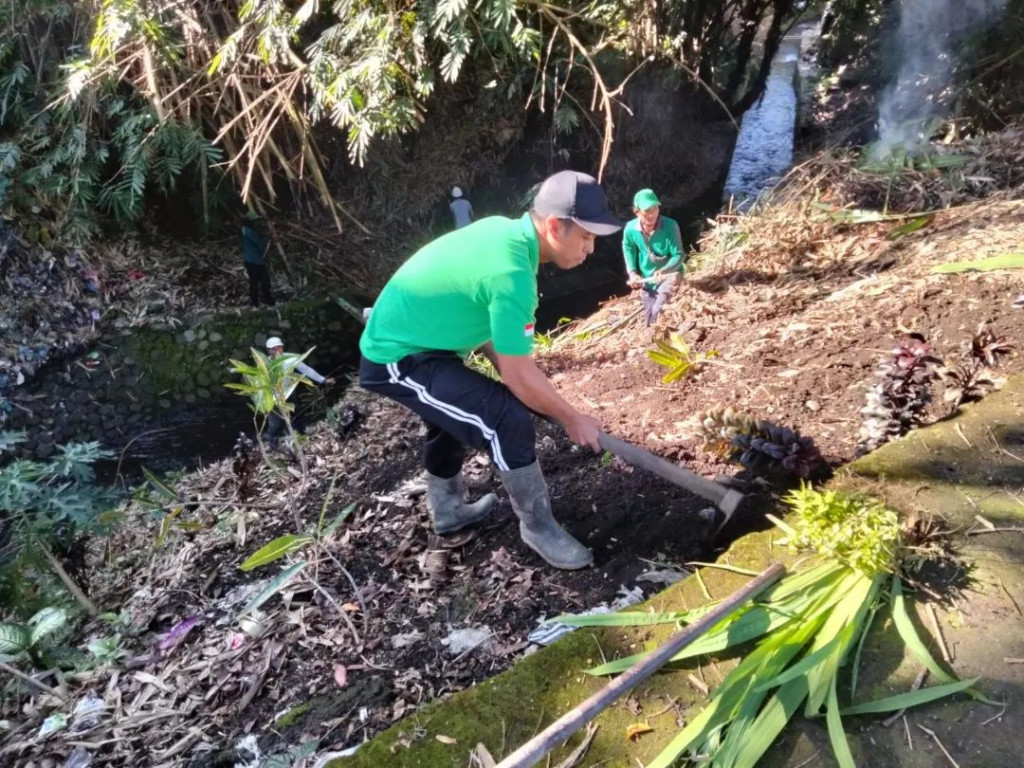 Melaksanakan kegiatan melestarikan alam dan lingkungan