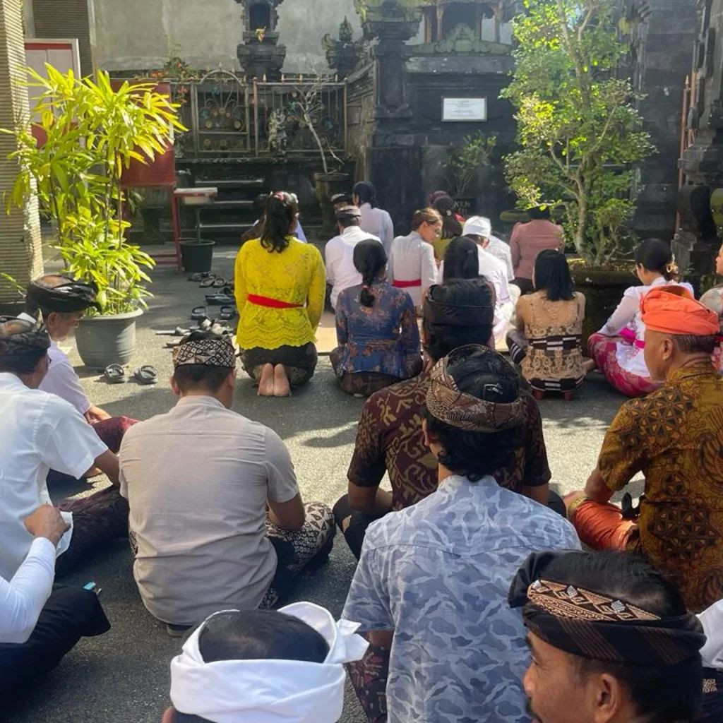 Kegiatan Persembahyangan Perbekel beserta perangkat