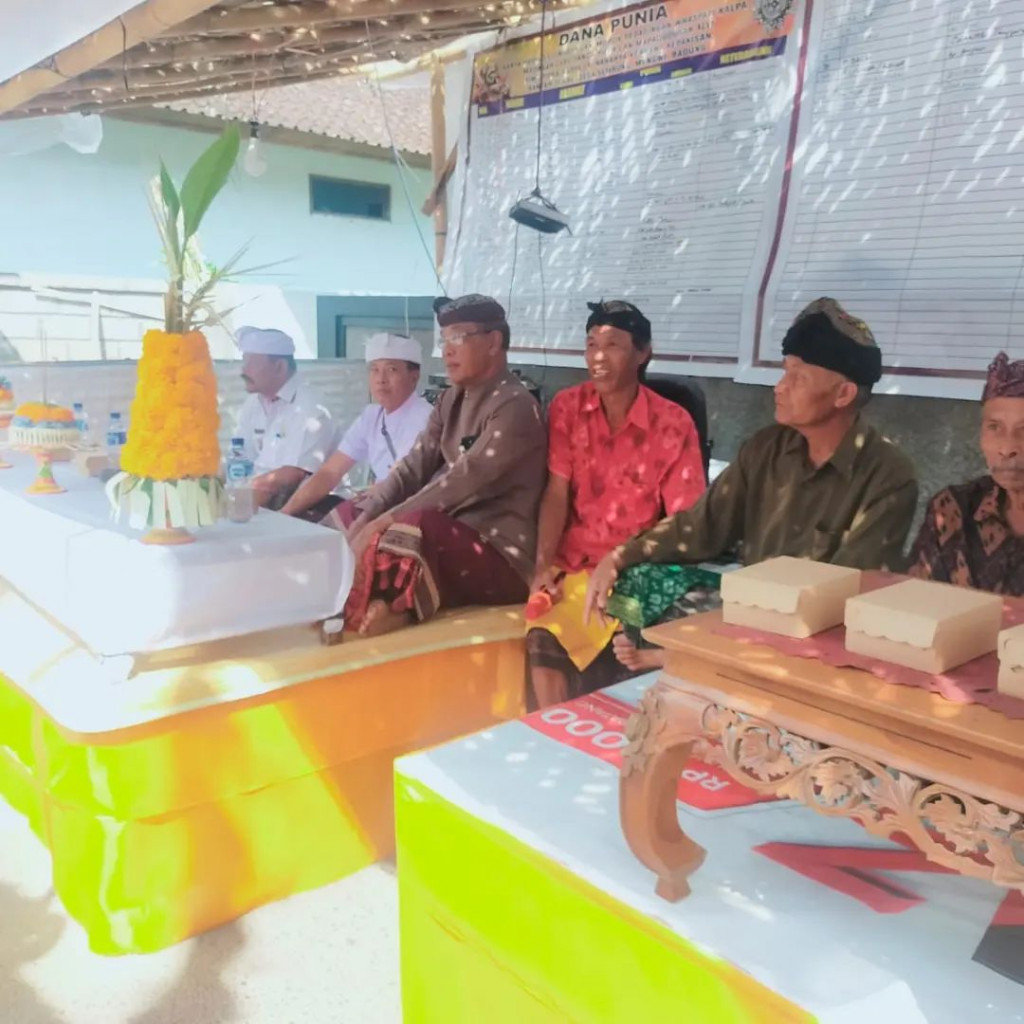 Menghadiri undangan karya wraspati Kalpa ring Pura Dadya Shri Nararya Kresha Kepakisan di Br Tegal