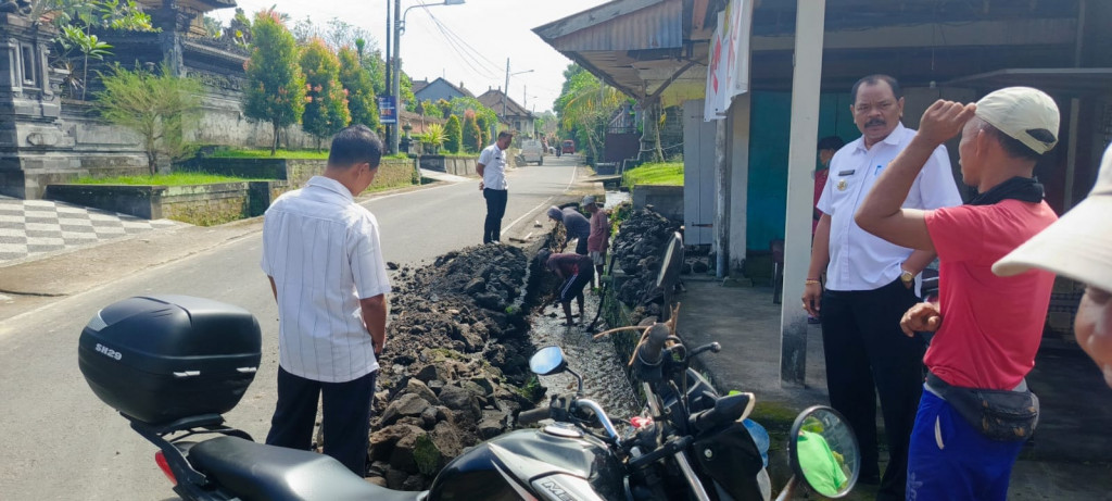 Peninjauan kegiatan service senderan oleh Dinas PU Kabupaten di Banjar Pasekan