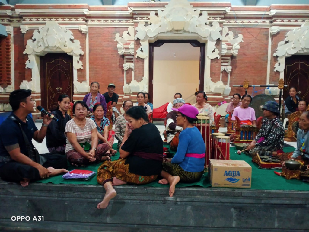 Penyerahan Bantuan Seragam untuk Sekaa Angklung Werda Dharma Shanti Banjar Tegal