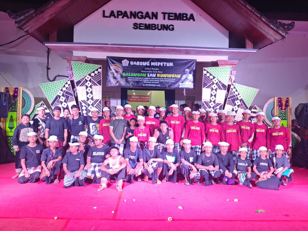 Kegiatan Barong Mepetuk  di Lapangan Tembak Desa Sembung