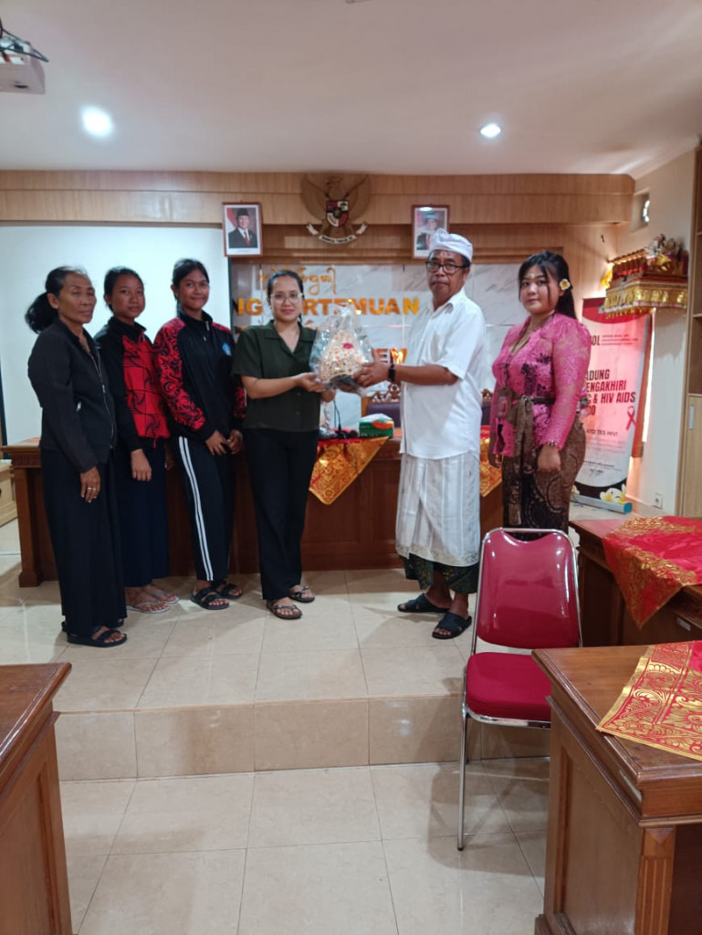 Serah Terima Bantuan Pakaian Tari