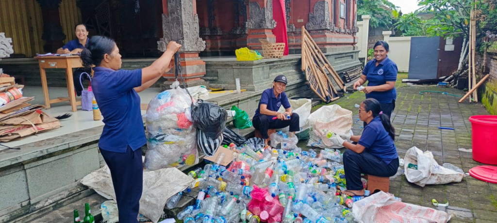 Pelaksanaan Kegiatan Bank Sampah Bulan Nopember Desa Sembung