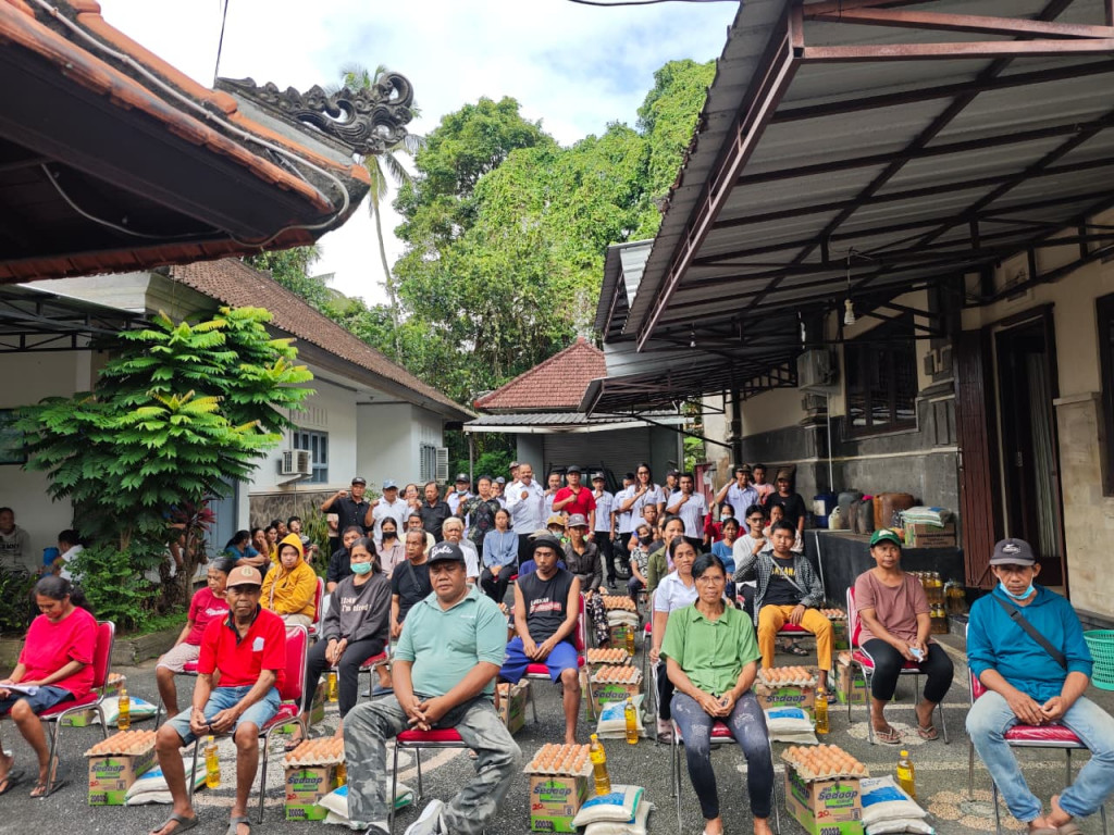 Penyerahan Bantuan Sembako untu Penyandang Disabilitas di Desa Sembung