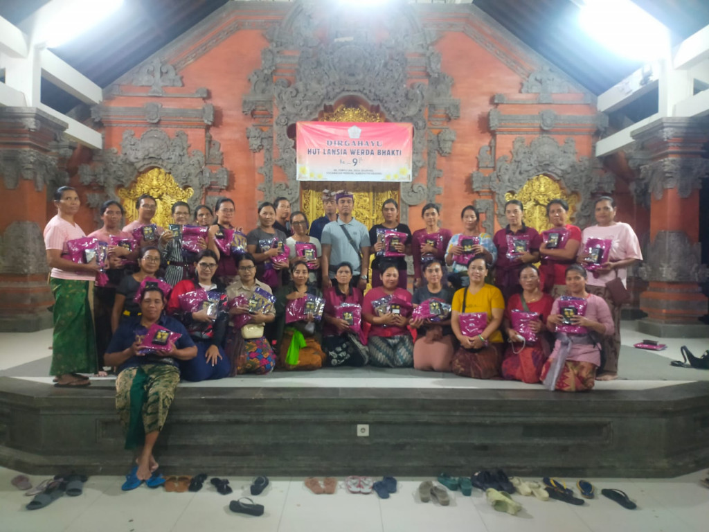 Serah terima Seragam untuk Sekaa Gong Istri Asta Gita Swari Banjar Pempatan