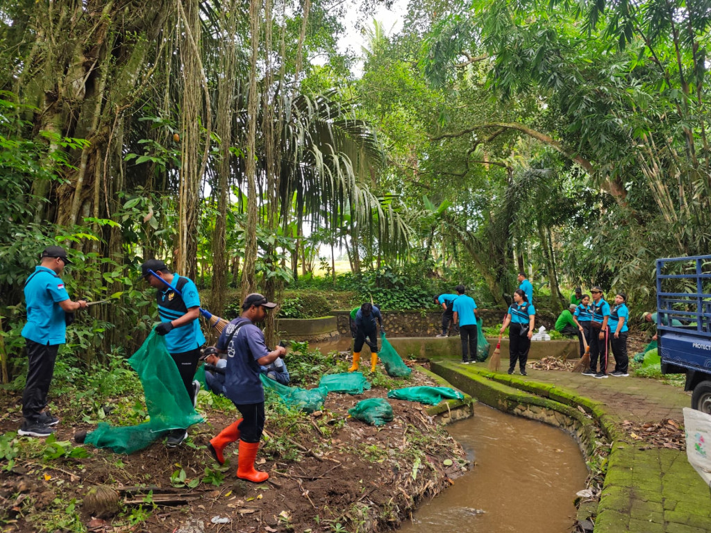 Kegiatan Bersih-Bersih Bantaran Sungai Bersama Komunitas Sungai Watch