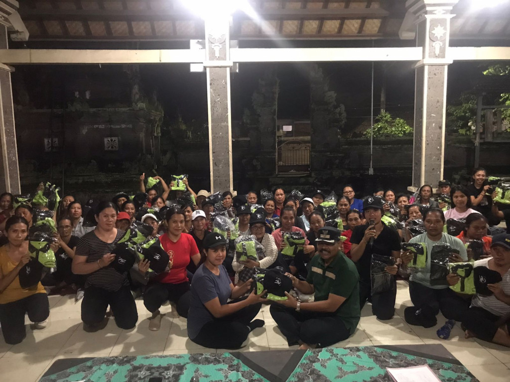 Serah Terima Seragam untuk Kelompok Wanita Widya Dharma Shanti Banjar Karangenjung SHanti