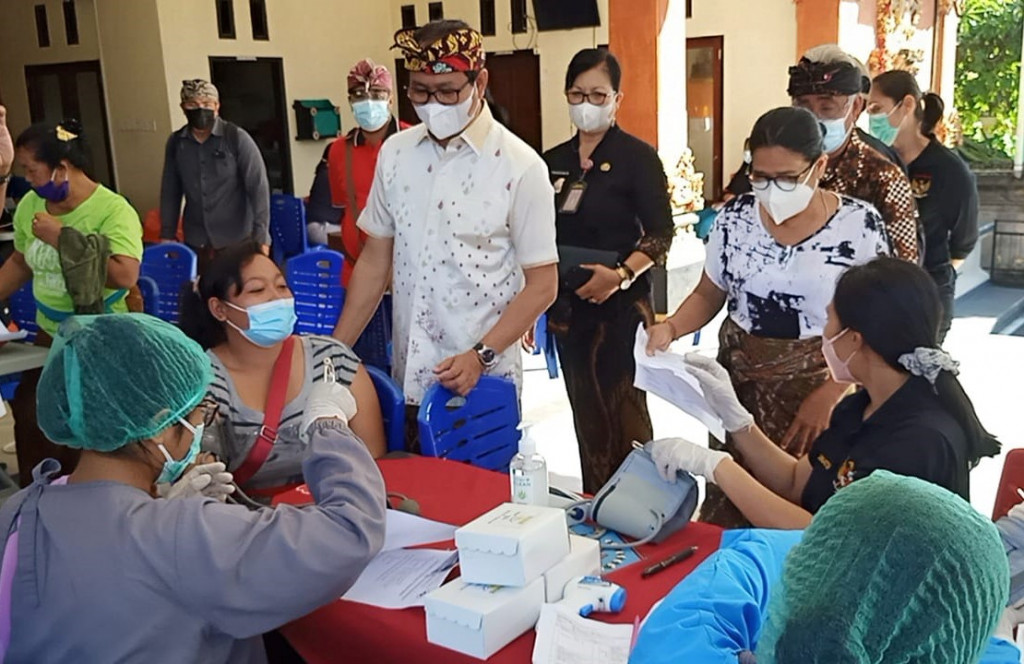 Kunjungan Wakil Bupati Badung dalam Vaksinasi Massal Di Desa Sibang Kaja