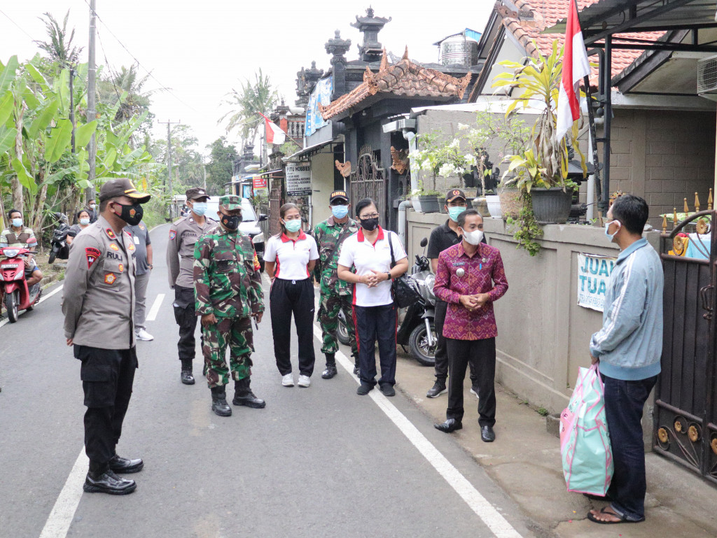 Penjemputan Warga Positif Covid-19 di Desa Sibangkaja untuk Mengikuti Isolasi Terpusat