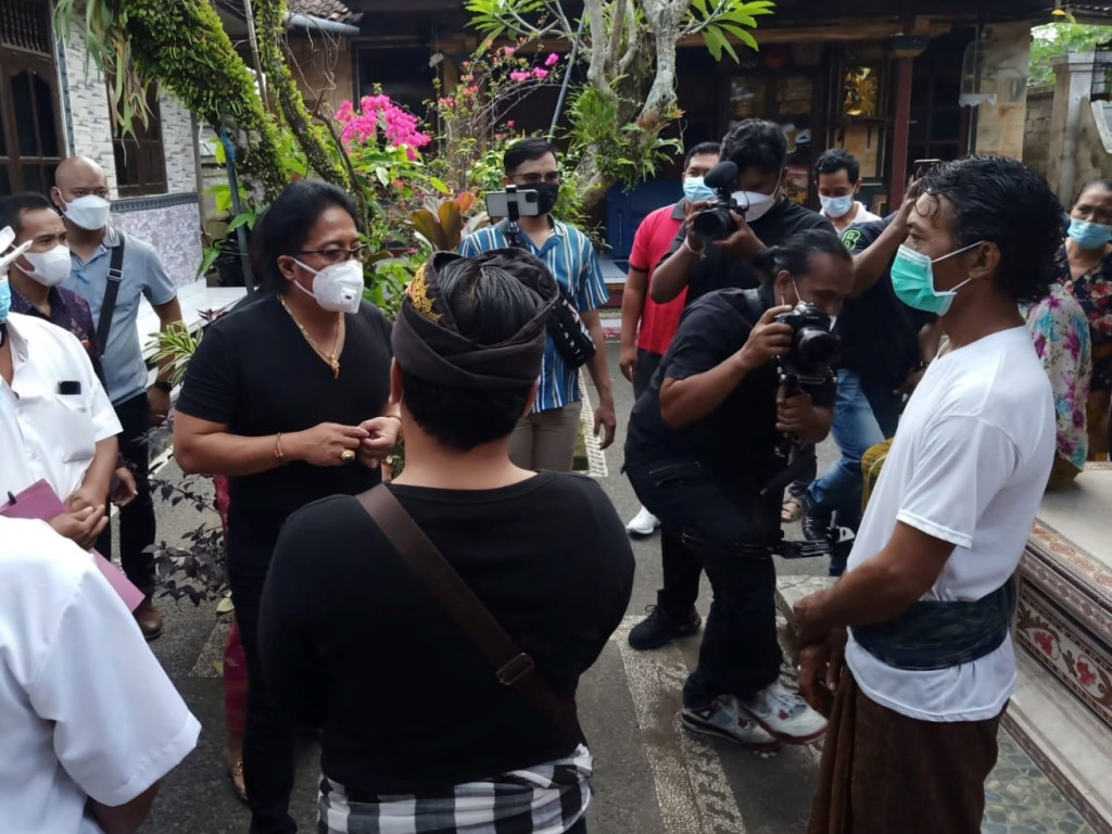 Penyerahan QR Code BLT PPKM Kabupaten Badung secara Simbolis di Desa Sibangkaja