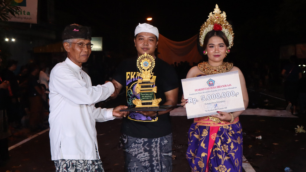 Parade Ogoh-Ogoh Desa  Sibangkaja 2025 sekaligus Penyerahan Dana Motivasi Kepada Tujuh Sekehe Truna Truni se-Desa Sibangkaja oleh Perbekel Desa SIbangkaja