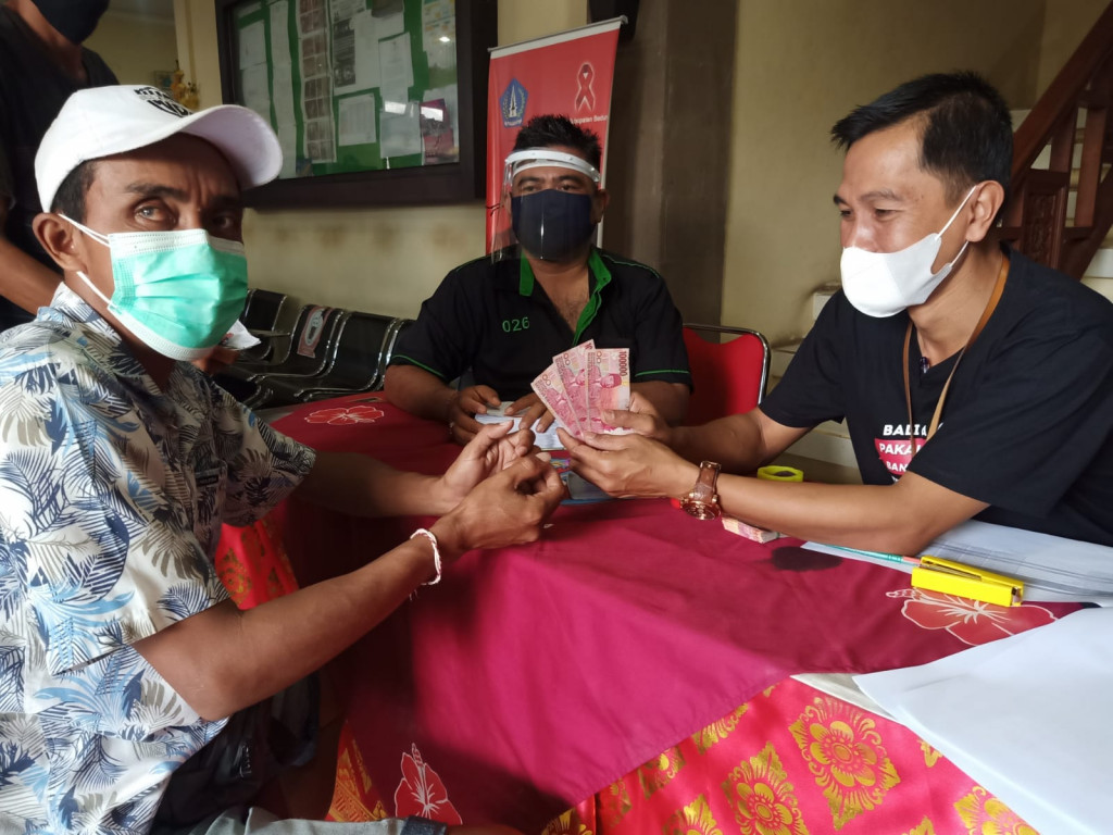 Bupati Badung I Nyoman Giri Prasta, S.Sos. Pantau Pencairan Bantuan Langsung Tunai PPKM Darurat di Desa Sibangkaja