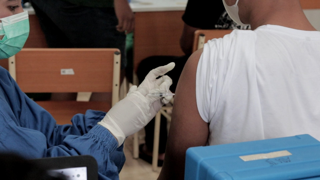 Vaksinasi Covid-19 Dosis Kedua untuk Usia 12-17 Tahun di Desa Sibangkaja