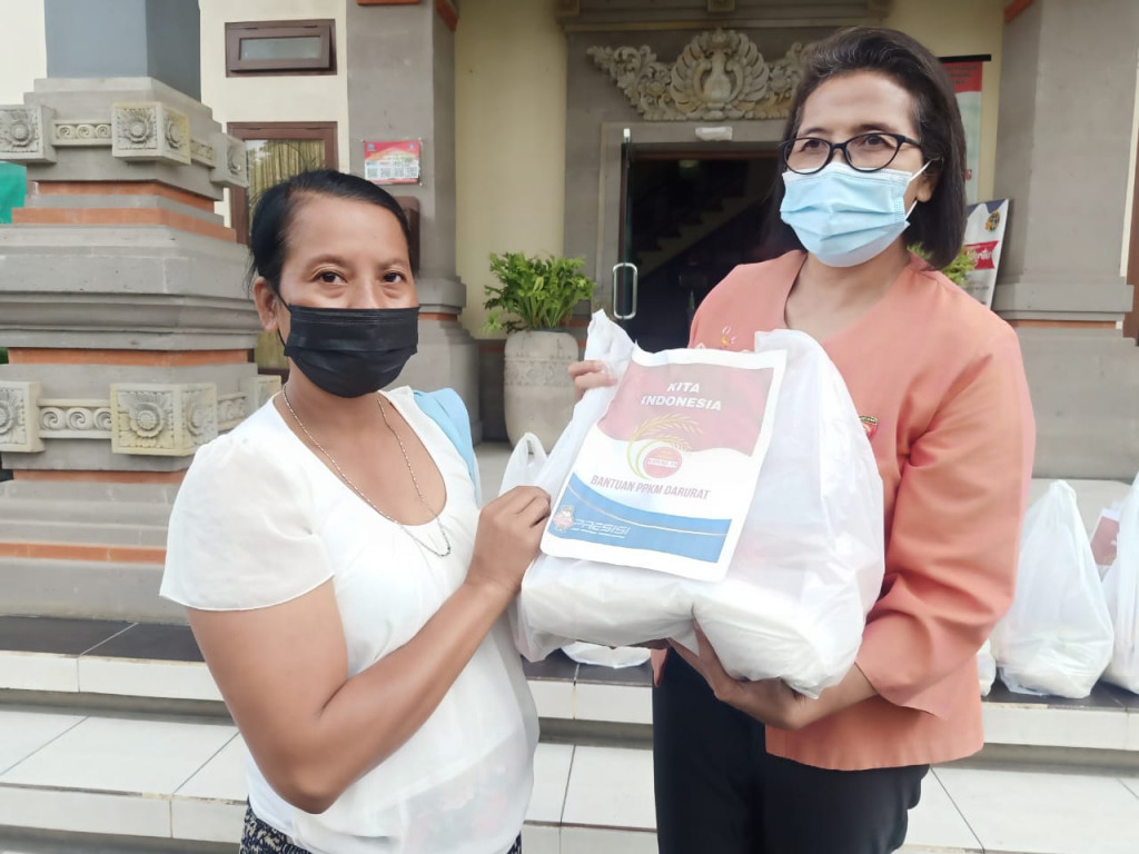 Bantuan Sembako dari Intelkam Polda Bali kepada Masyarakat Desa Sibangkaja dalam PPKM Darurat
