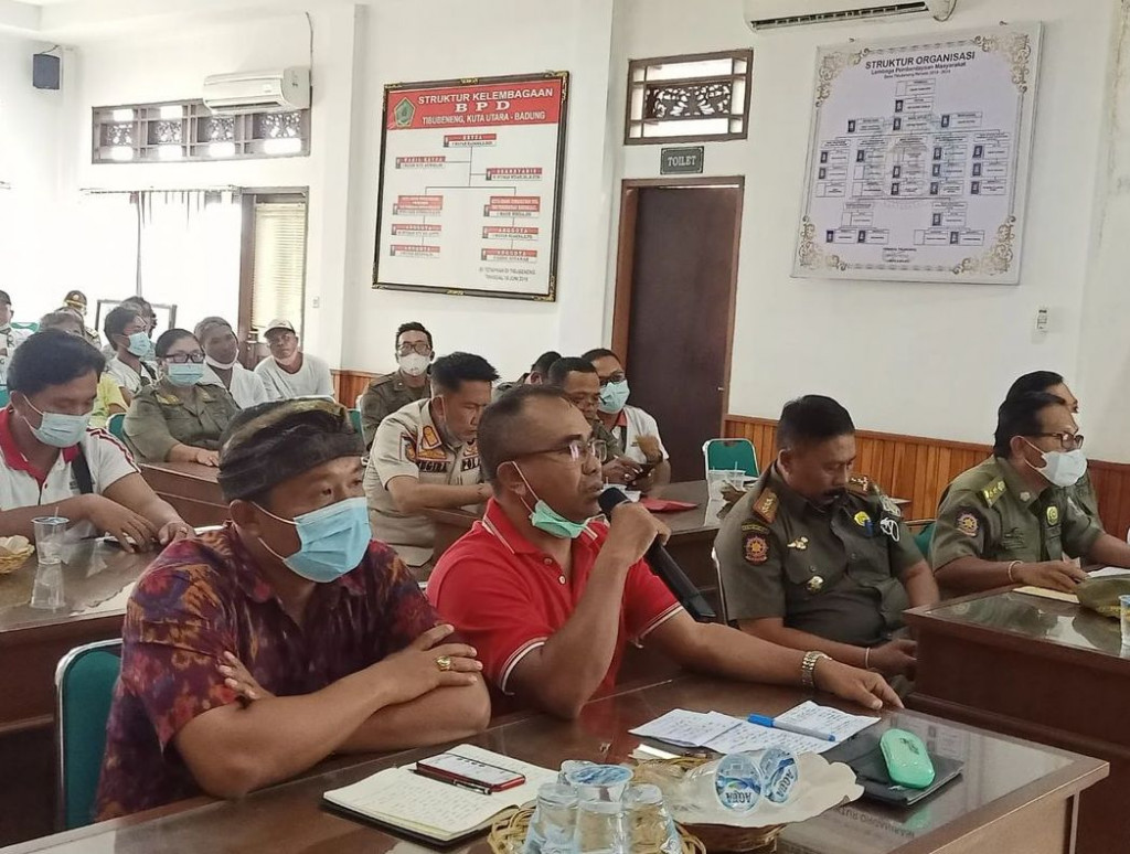 Satpol PP Provinsi Bali Lakukan Penataan Kawasan Pantai Berawa