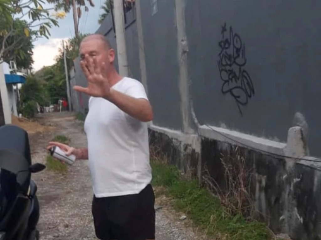 Prajuru Banjar Adat Tegalgundul Pergoki Aksi Vandalisme Oknum Bule