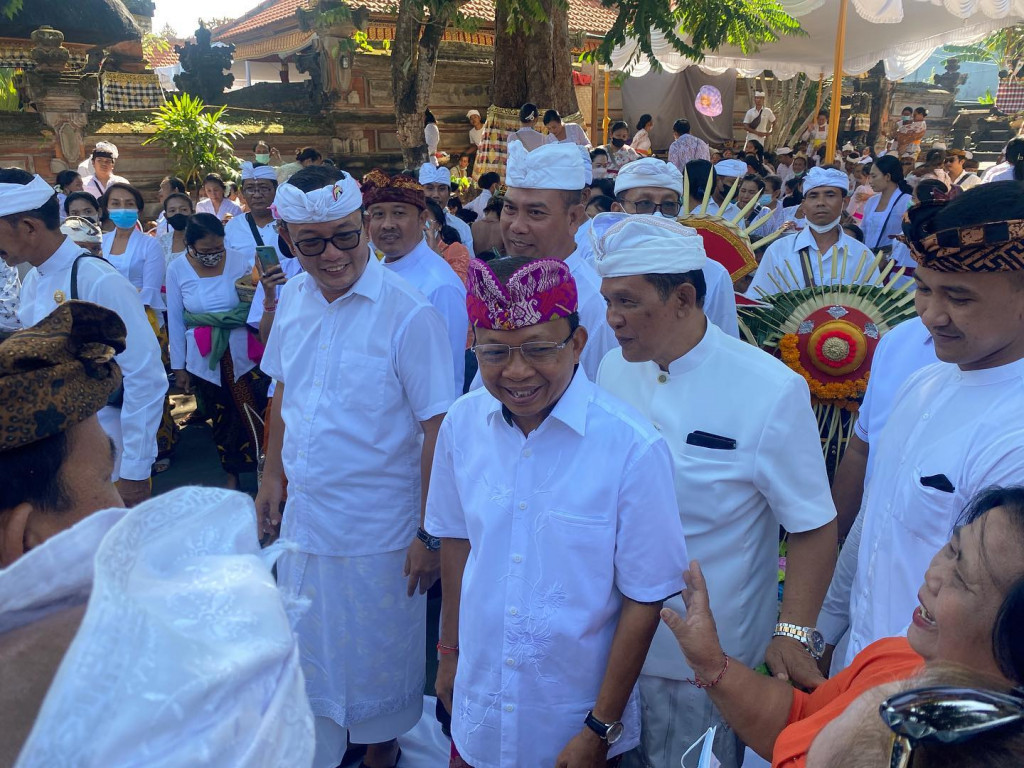 Gubernur Koster Hadiri Upacara Pitra Yadnya dan Manusa Yadnya Desa Adat Padonan