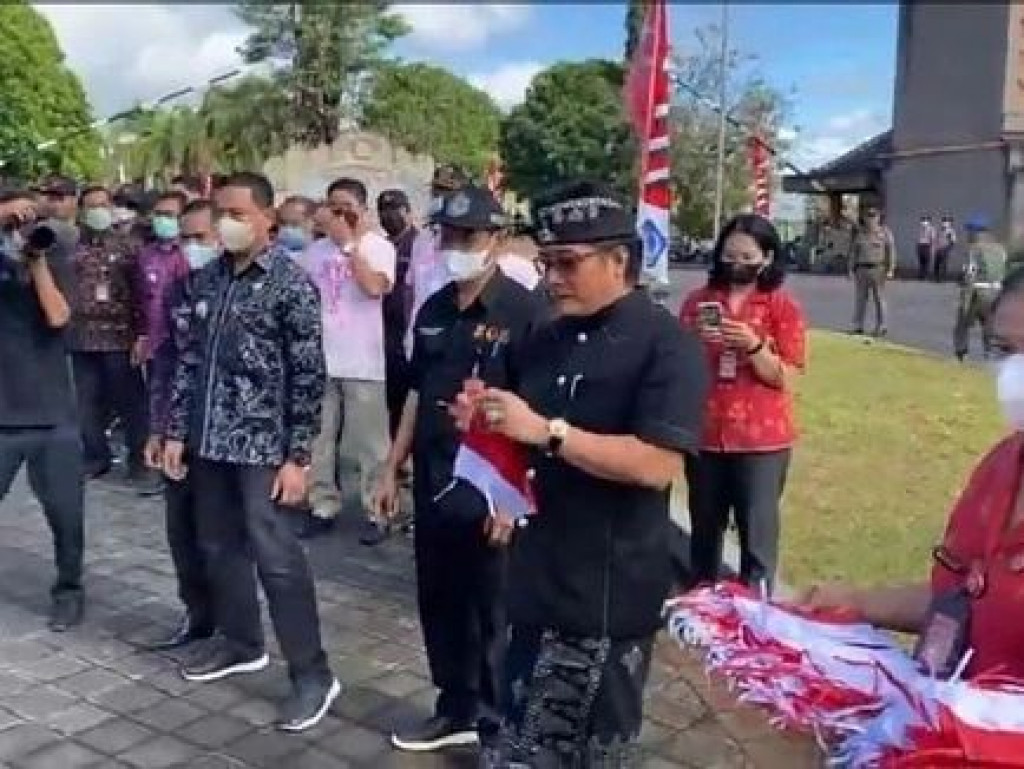 Gerakan Pembagian 10 Juta Bendera Merah Putih
