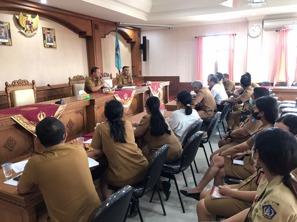 Perbekel Desa Tumbak Bayuh melaksanakan Rapat Rutin bersama Perangkat dan Staf Desa