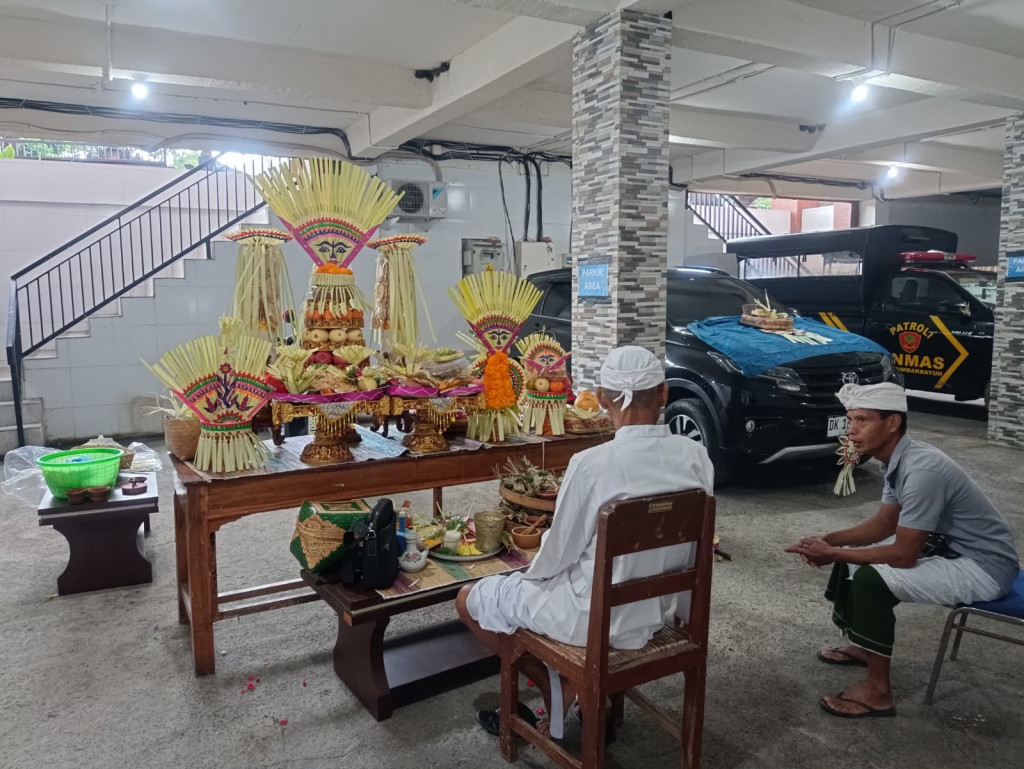 Piodalan Tumpek  Landep Kantor Desa Tumbak Bayuh