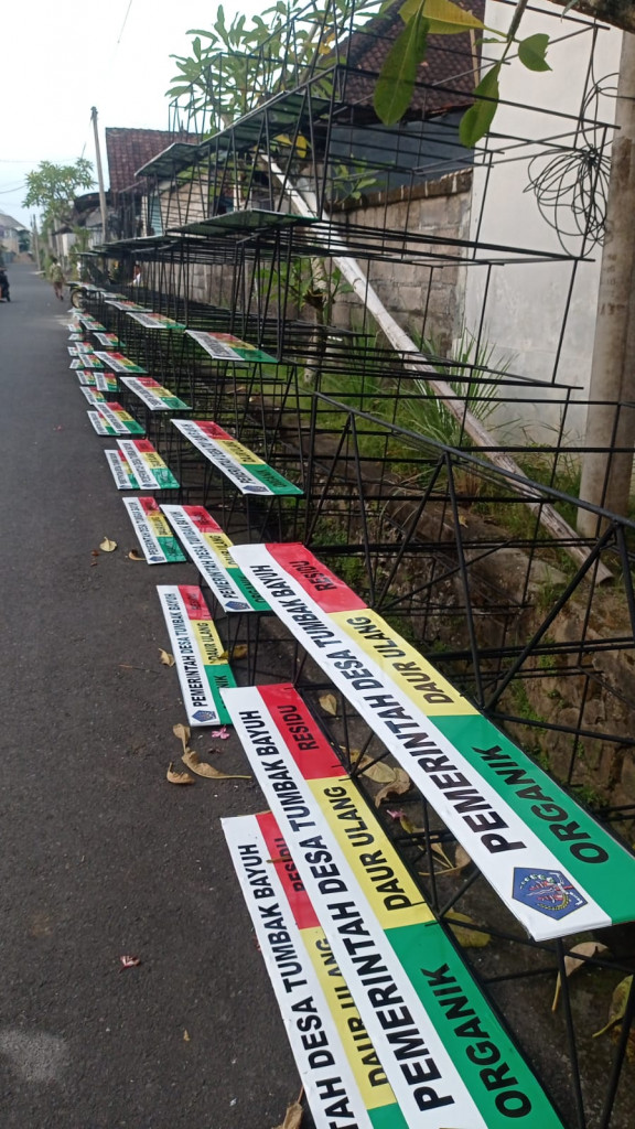 Pembagian Tempat Sampah di Banjar Datengan