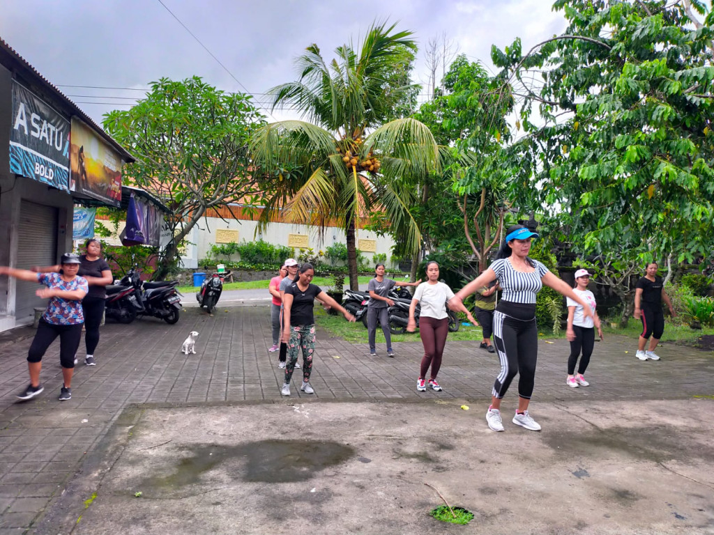 Senam Aerobik PKK di Tiga Banjar Desa Tumbak Bayuh
