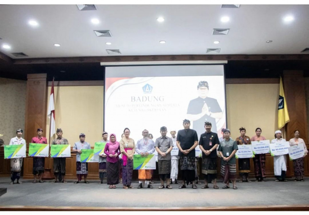 Penyerahan Simbolis Kartu Peserta BPJS Ketenagakerjaan