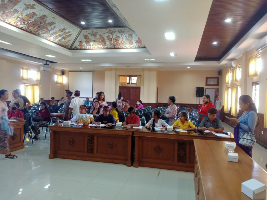 Pembinaan Persiapan Lomba Nyurat Lontar dan Mesatua Bali di Camat Mengwi