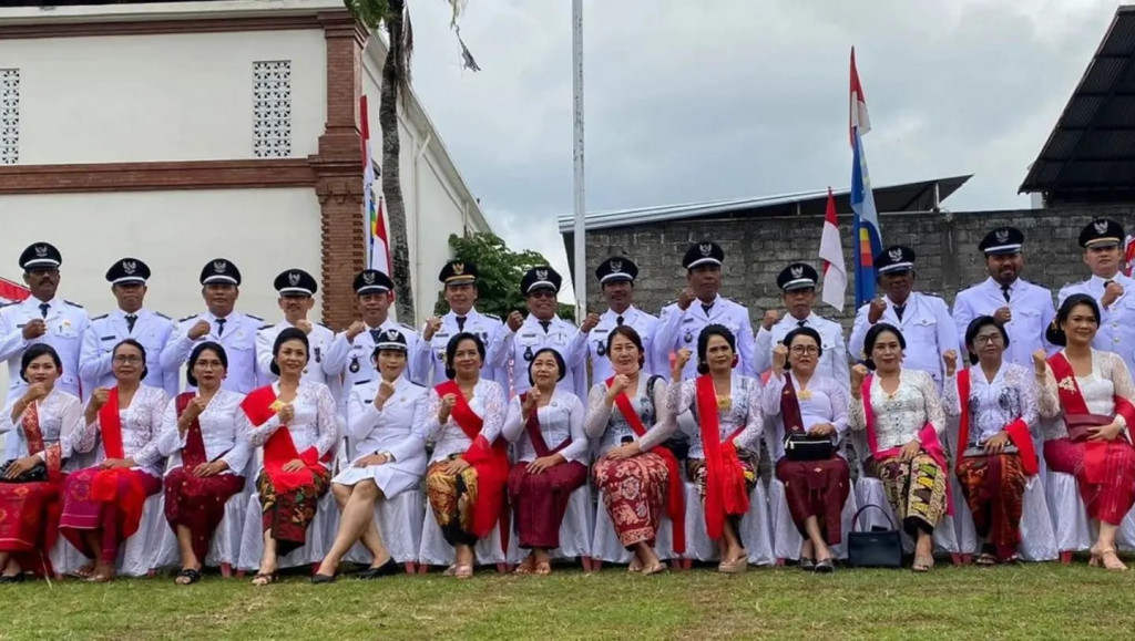 Perbekel Tumbak Bayuh menghadiri acara Upacara Bendera