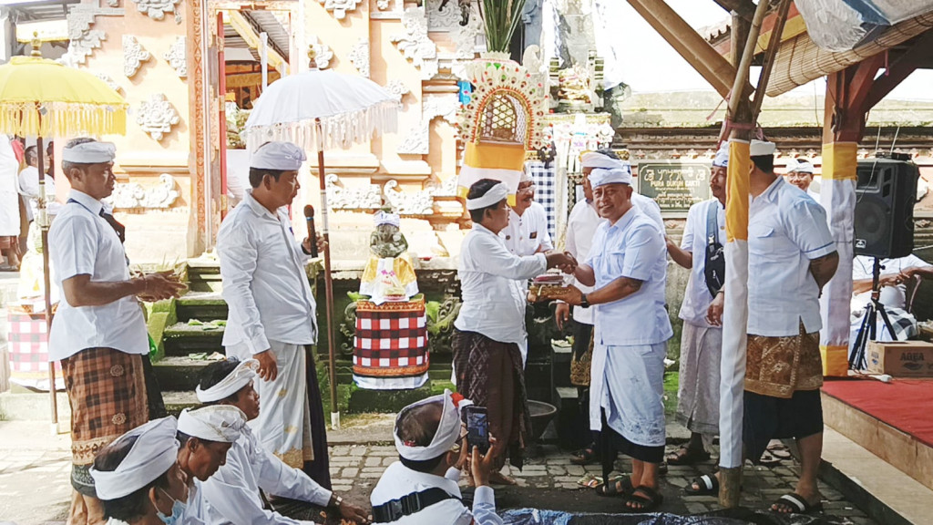 Perbekel Tumbak Bayuh Hadiri Sekaligus Nyaksi Upacara Pemelaspasan Petapakan Pura Dukuh Sakti