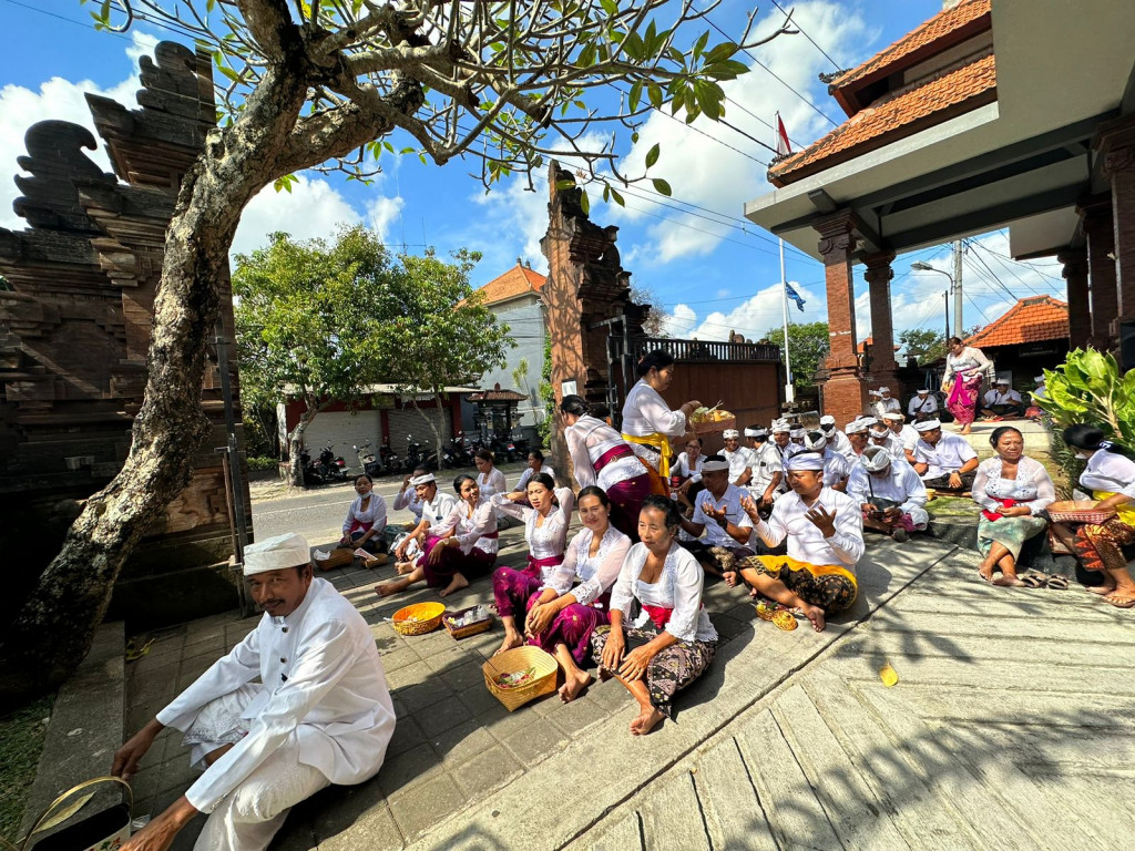 Rahina Saraswati dan Piodalan Melanting Kantor Desa Tumbak Bayuh