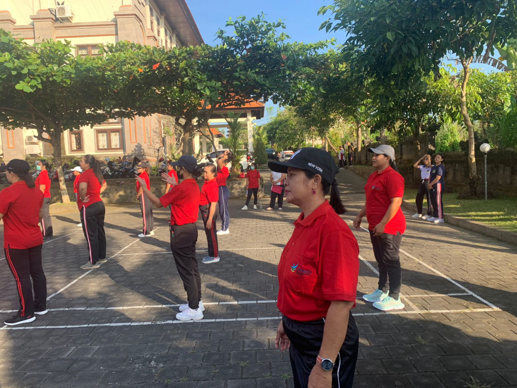 Senam Garbasari di Kantor Camat Mengwi