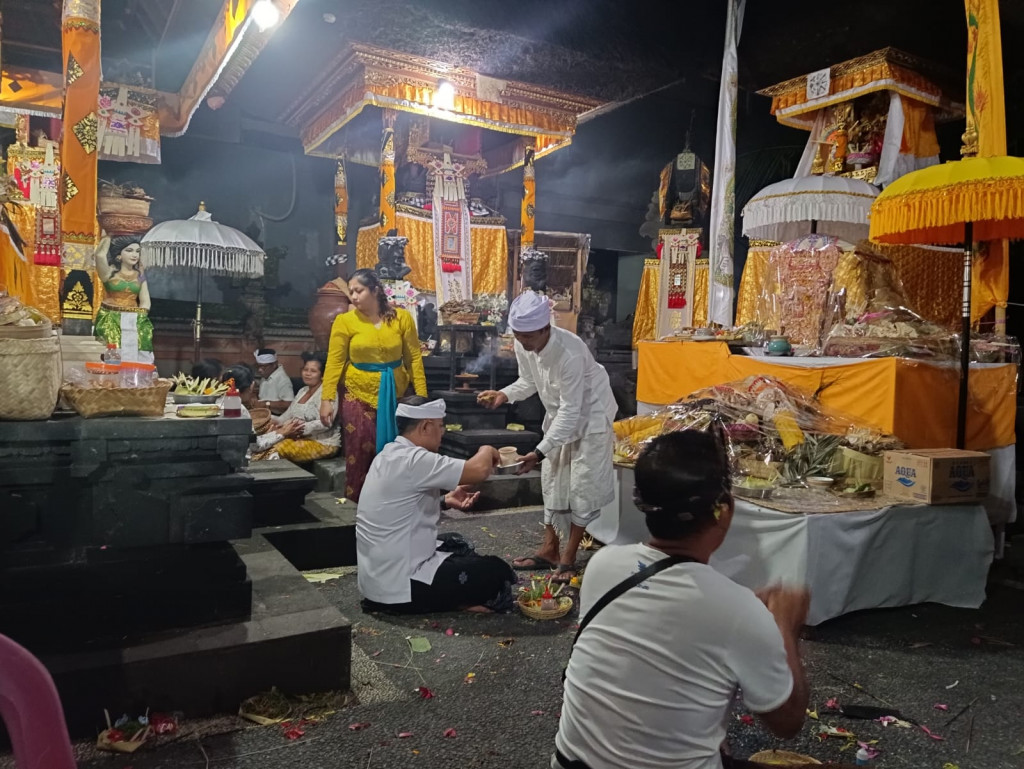 Rahina Siwa Ratri Perbekel Melaksanakan Persembahyangan di Pura Dukuh Sakti