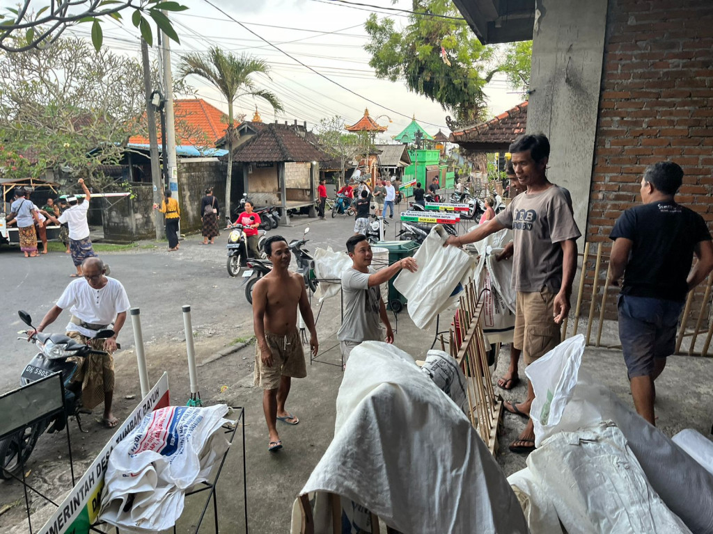 Pembagian Tempat Sampah di Banjar Kelepekan