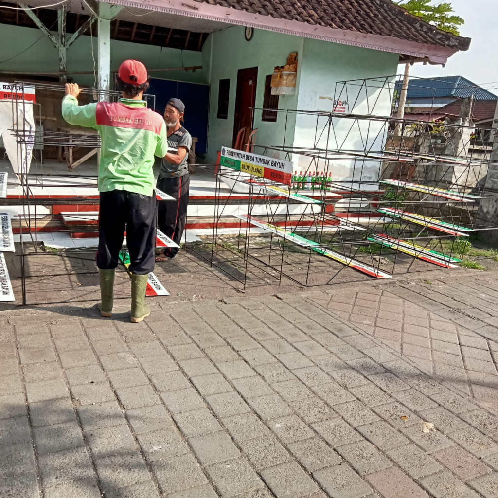 Pembagian Tempat Sampah di Banjar Pempatan