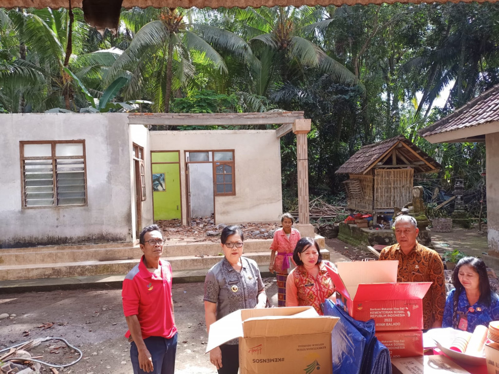 Dinsos Badung Serahkan Bantuan Kepada Korban Cuaca Ekstrem