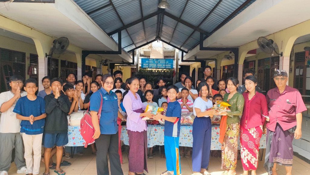 Dinsos Badung dan Dinsos Provinsi Bali Serahkan Sembako