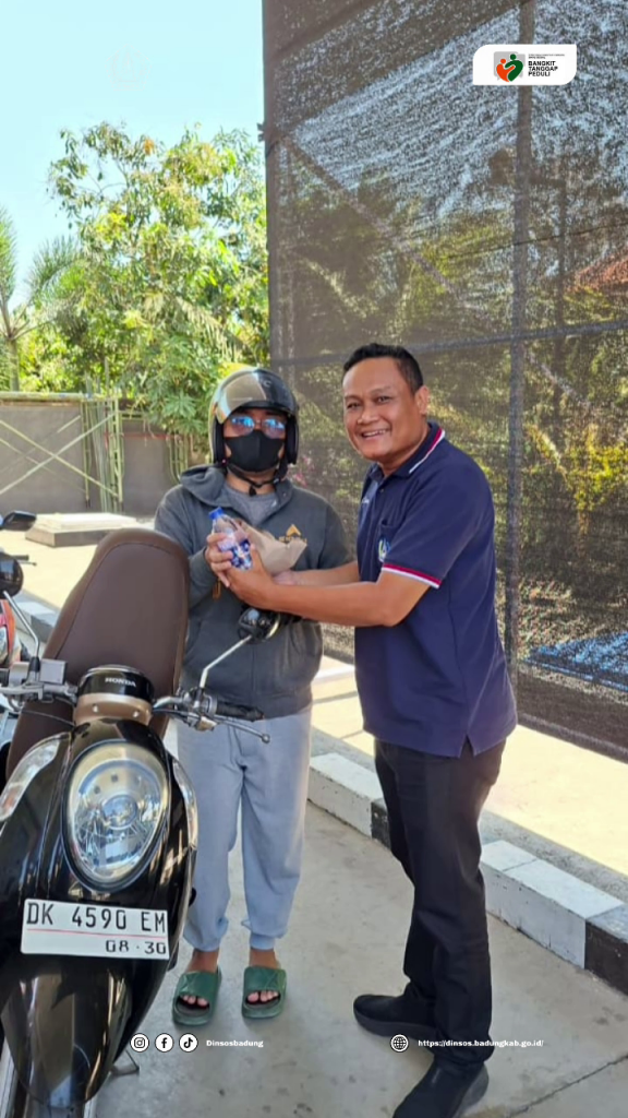 Pelepas Penat di Bawah Terik Matahari: Aksi "Badung Berbagi" Sapa Warga di Antrean Panjang BBM