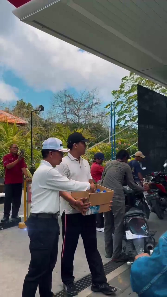 Oase di Tengah Antrean BBM: Aksi Hangat 'Badung Berbagi' Sapa Warga Benoa