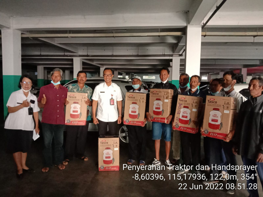 PENYERAHAN ALAT DAN MESIN PERTANIAN OLEH KEPALA DINAS PERTANIAN DAN PANGAN KABUPATEN BADUNG KEPADA PARA PETANI UNTUK MENINGKATKAN PRODUKTIVITAS PERTANIAN