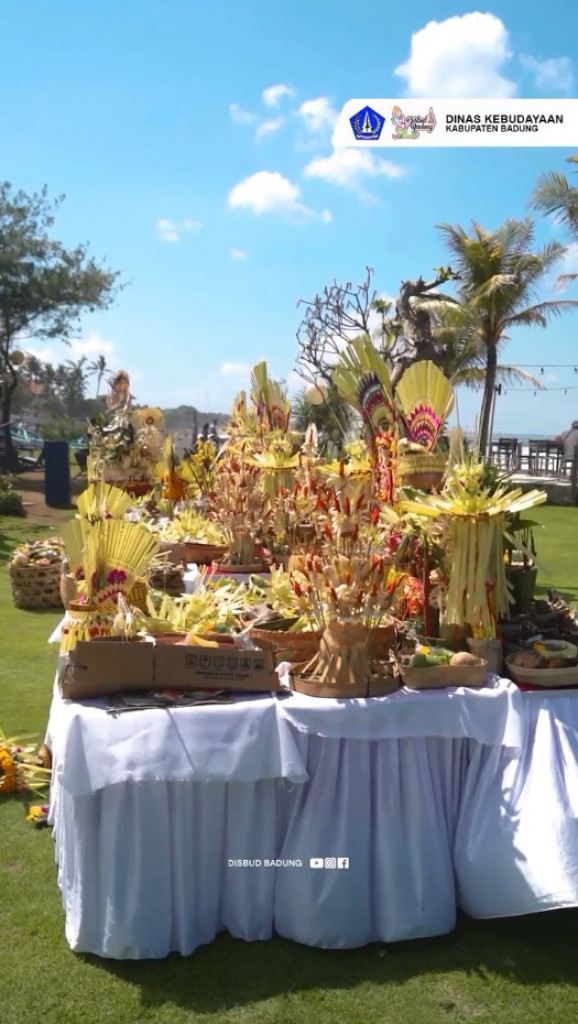 Bhakti Penganyaran Pura Penataran Agung Rinjani