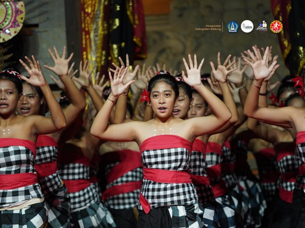 Pagelaran “Cak & Tari Dedari” Duta Kabupaten Badung.