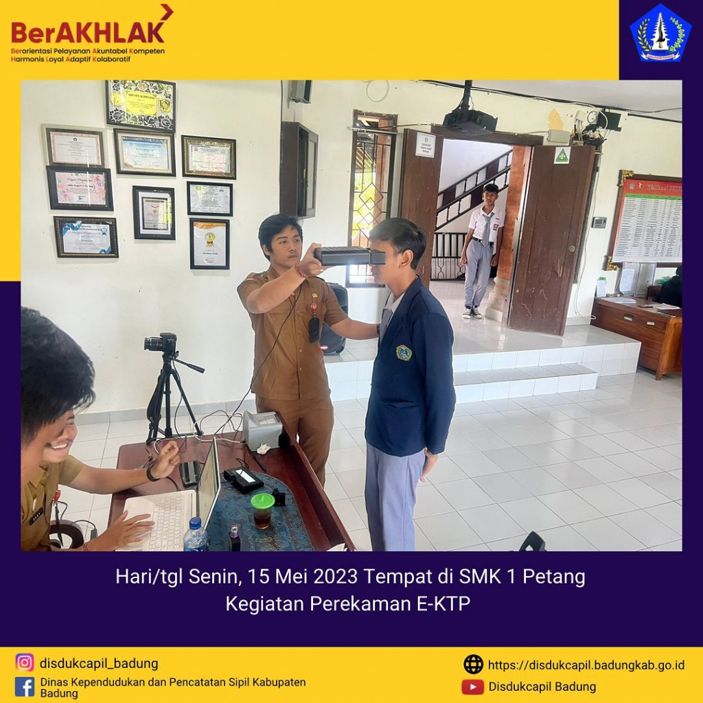 Tim Go Laying Adminduk Melaksanakan Jemput Bola Perekaman E-KTP di SMK 1 Petang