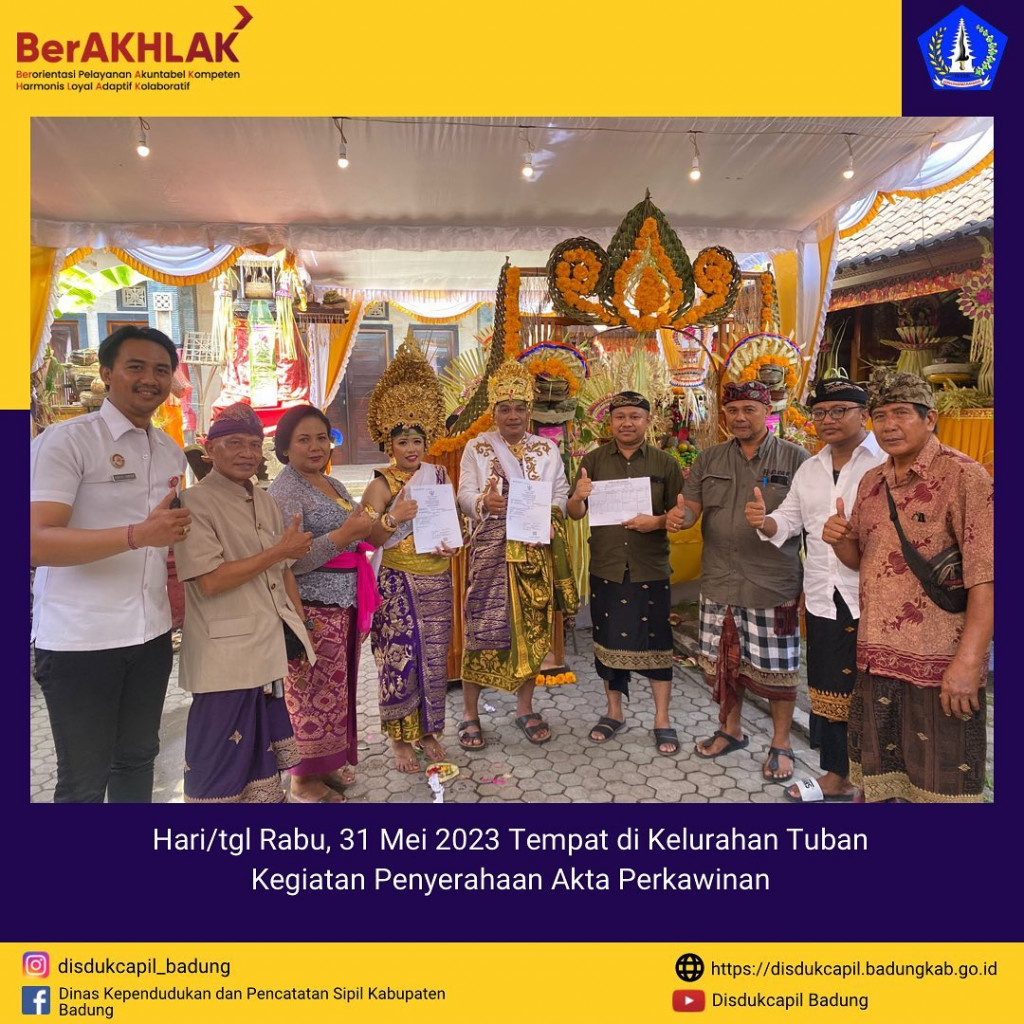 Kegiatan Penyerahan Akta Perkawinan Gapura Desa di Kelurahan Tuban