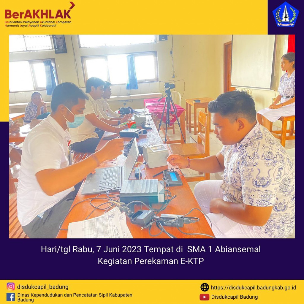 Tim Go Laying Adminduk Melaksanakan Jemput Bola Perekaman E-KTP di SMA 1 Abiansemal