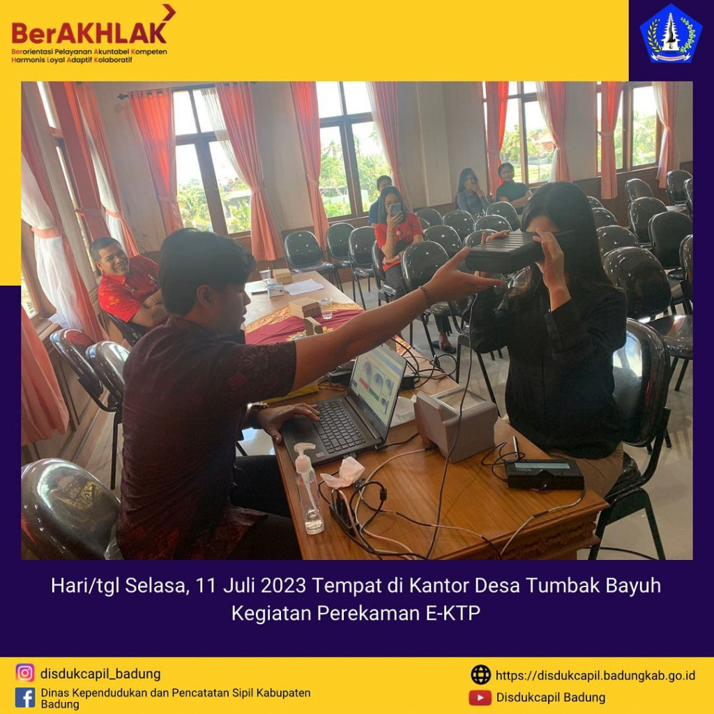 Tim Go Laying Adminduk Melaksanakan Jemput Bola Perekaman E-KTP di Kantor Desa Tumbak Bayuh