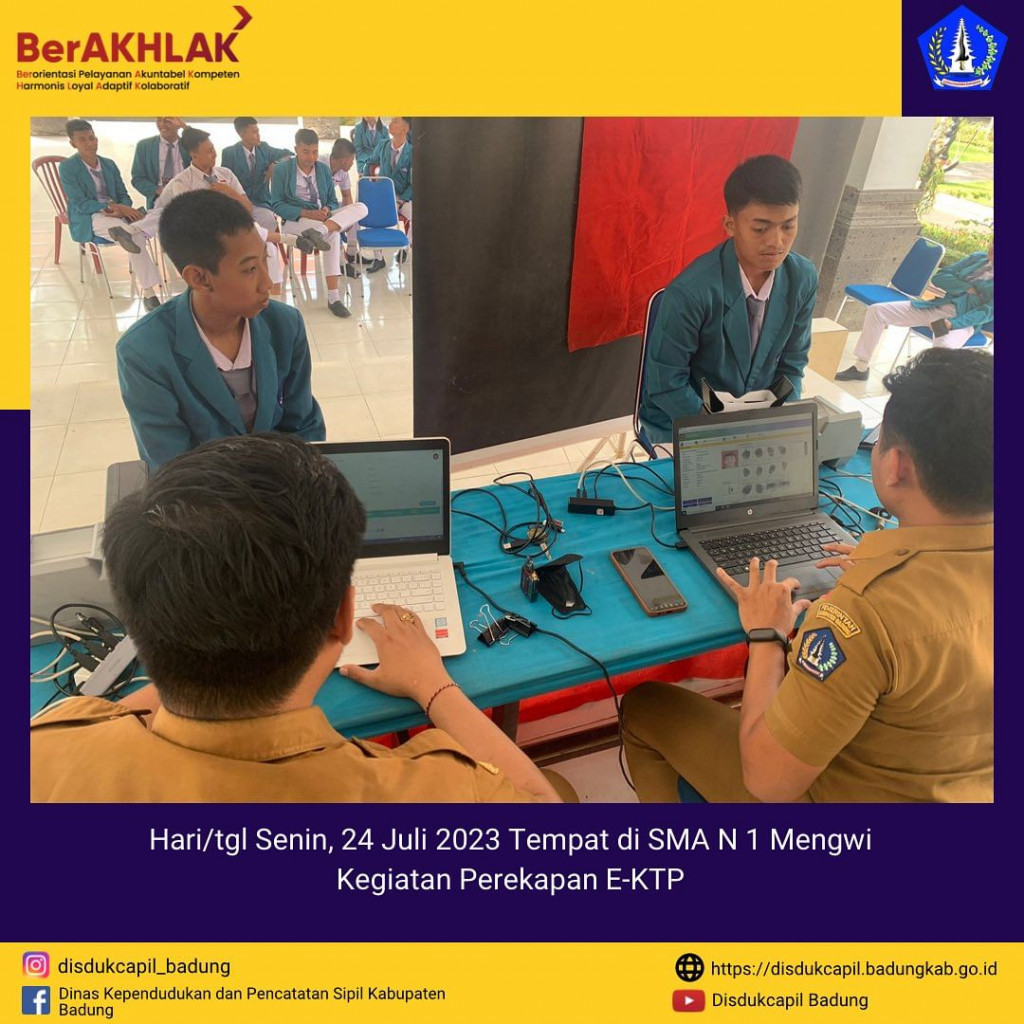 Tim Go Laying Adminduk Melaksanakan Jemput Bola Perekaman E-KTP di SMA N 1 Mengwi