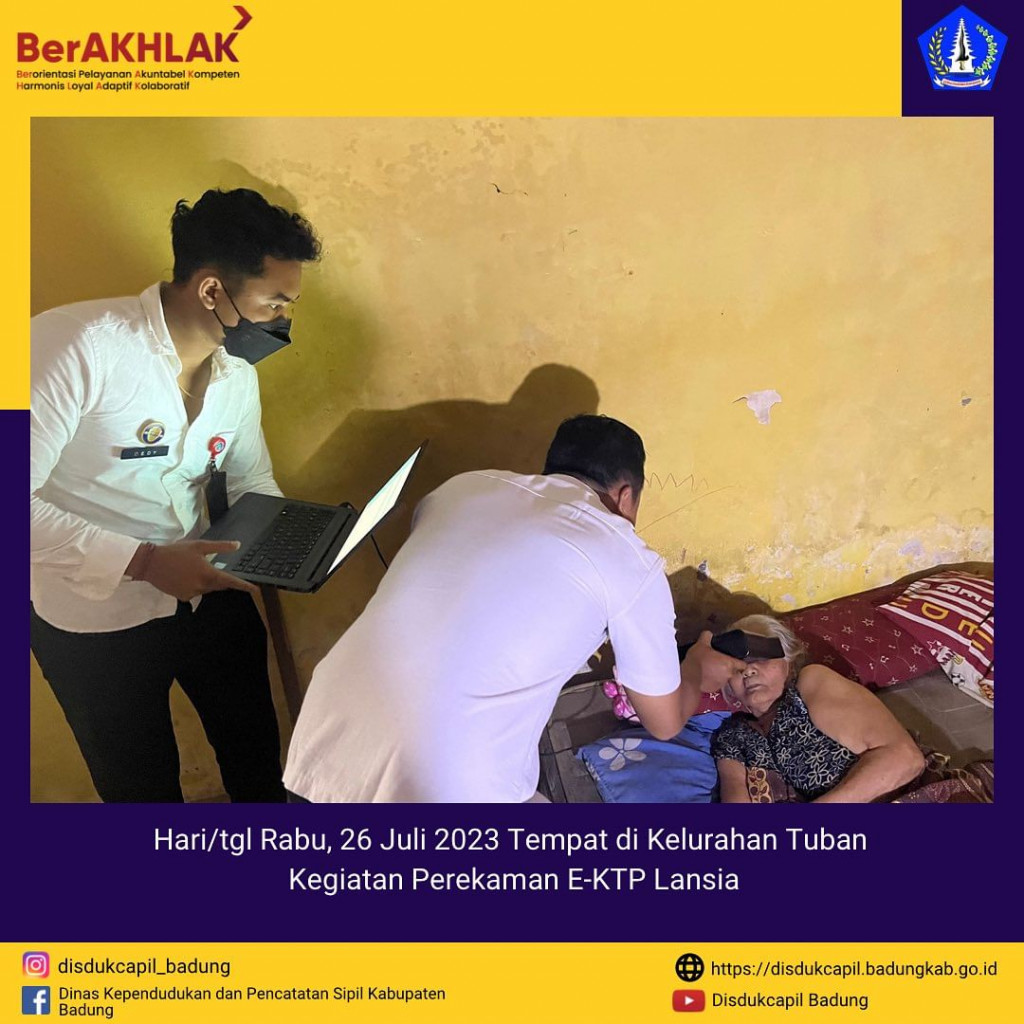 Tim Go Laying Adminduk Melaksanakan Jemput Bola Perekaman E-KTP Lansia dan Pengecekan Iris Mata di Kelurahan Tuban